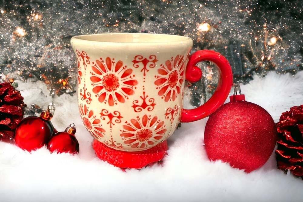 The Pioneer Woman Stoneware Coffee Cup Mug Red Floral Burst Footed 19 OZ.